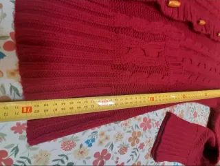 Chaqueta larga roja con botones de madera