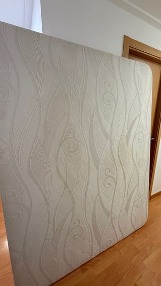 Base tapizada beige y marrón