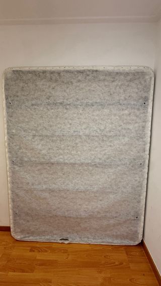 Base tapizada beige y marrón