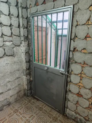 Puerta de patio metálica