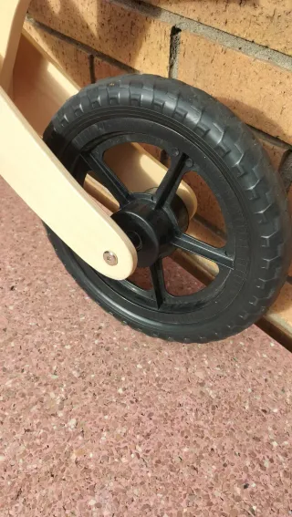 Bicicleta infantil de fusta