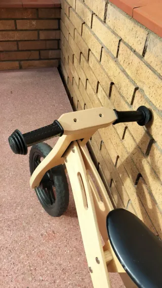 Bicicleta infantil de fusta