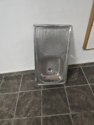 Fregadero de metal plateado de 80x44