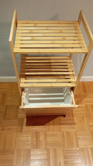 Estantería bambú multiusos con cesto para ropa.