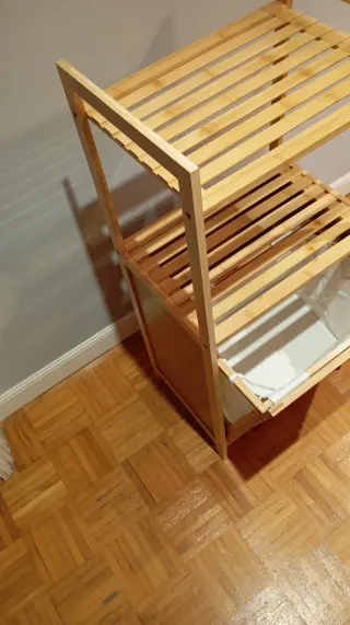 Estantería bambú multiusos con cesto para ropa.
