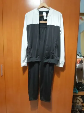 Chándal deportivo blanco y negro