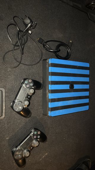 PS4 Slim + 2 Mandos + Cables