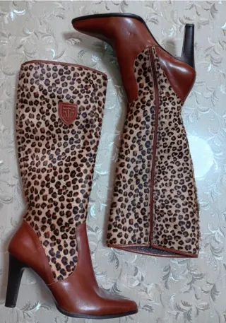 Botas de cuero con estampado animal