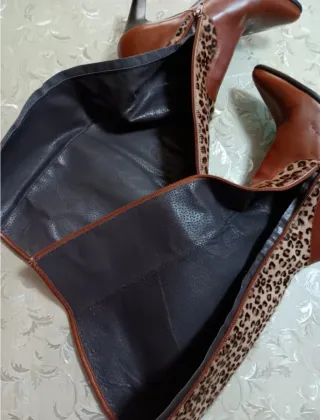 Botas de cuero con estampado animal