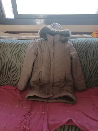 Abrigo acolchado con capucha y pelo