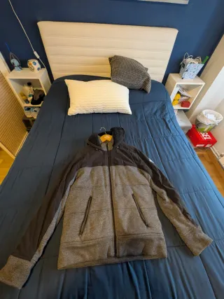 Abrigo calentito gris y negro