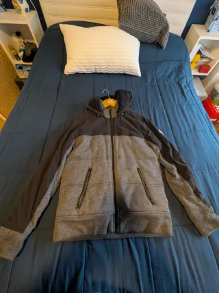 Abrigo calentito gris y negro