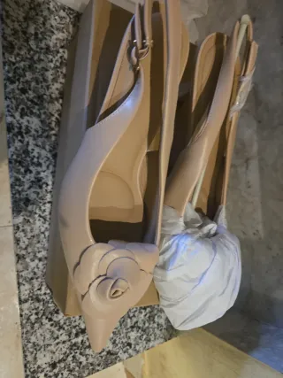 Zapatos de tacón beige con flor