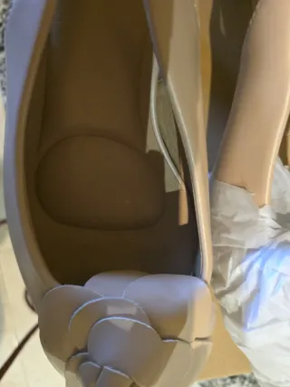 Zapatos de tacón beige con flor