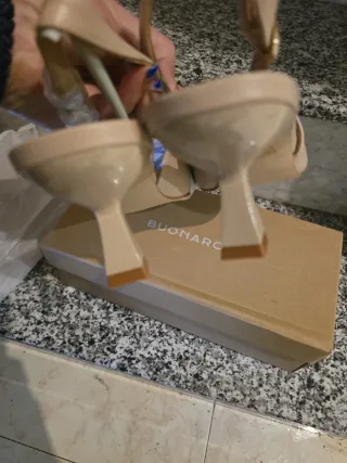 Zapatos de tacón beige con flor