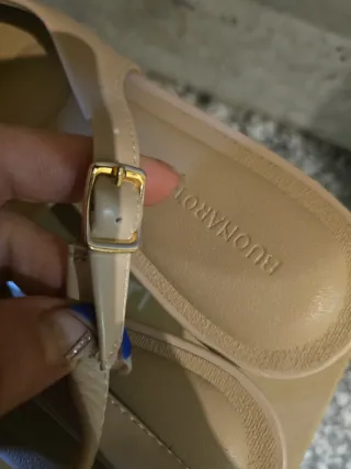 Zapatos de tacón beige con flor