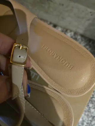 Zapatos de tacón beige con flor