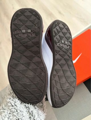 Zapatillas Nike Air Zoom Bella 7 blancas y Granate