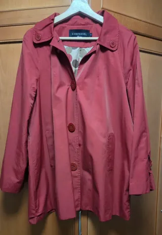 Chaqueta roja de diseño con botones grandes.