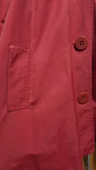 Chaqueta roja de diseño con botones grandes.