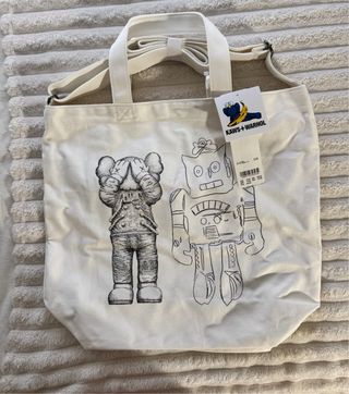 Bolso Tote Uniqlo x KAWS Blanco