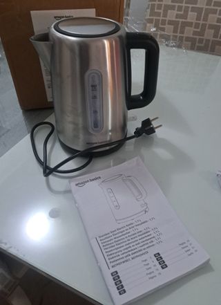 Hervidor Eléctrico Amazon Basics 1.7L