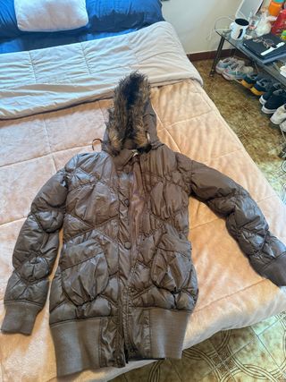 Abrigo gris con capucha y pelo