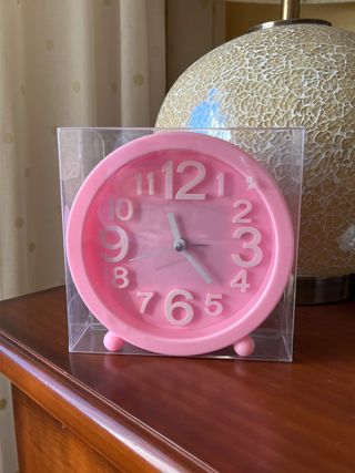 Reloj despertador rosa