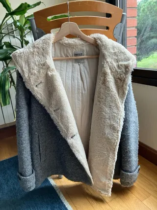 Abrigo Zara gris forro borreguito Talla XS