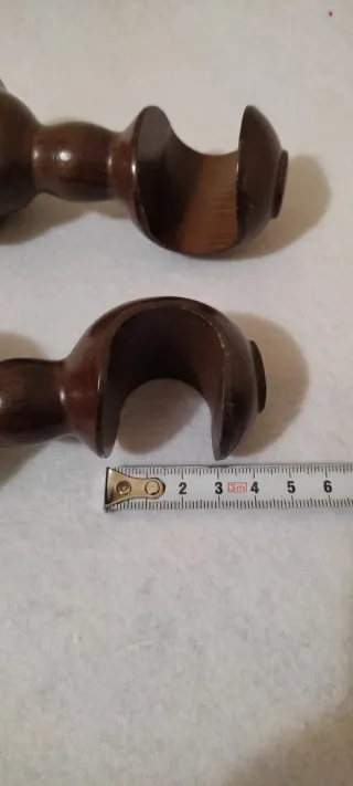 Soportes para barra de madera marrones