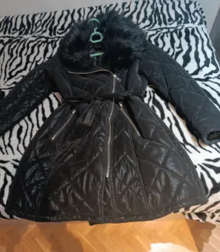 Abrigo acolchado negro con pelo, espectacula
