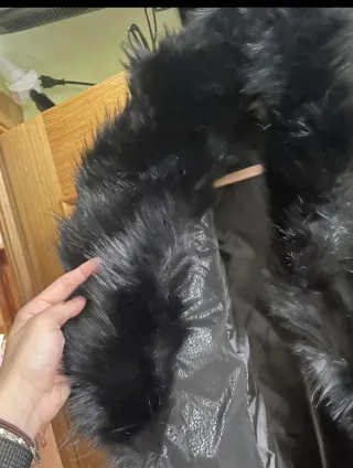 Abrigo acolchado negro con pelo, espectacula