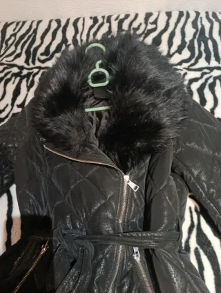 Abrigo acolchado negro con pelo, espectacula