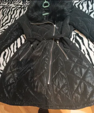 Abrigo acolchado negro con pelo, espectacula