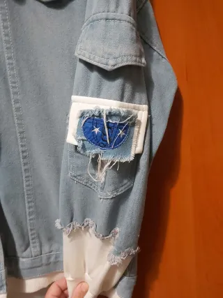 Chaqueta vaquera con capucha blanca