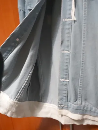 Chaqueta vaquera con capucha blanca