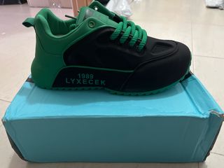 Zapatillas deportivas negras y verdes