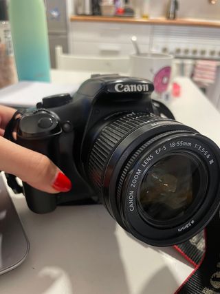 Cámara Canon EOS 1100D con objetivo