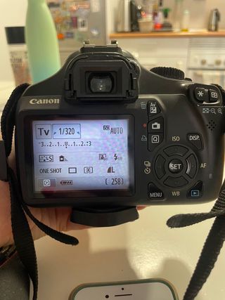 Cámara Canon EOS 1100D con objetivo