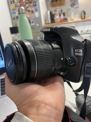 Cámara Canon EOS 1100D con objetivo