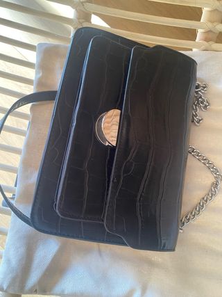 Bolso negro con detalles plateados
