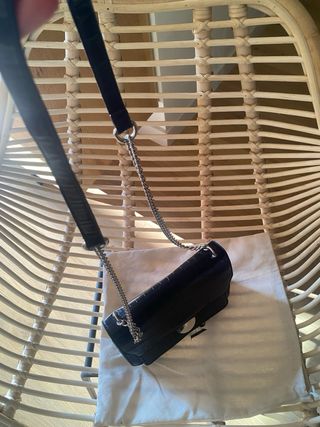 Bolso negro con detalles plateados