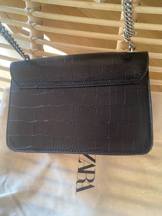 Bolso negro con detalles plateados