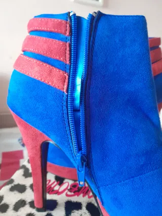 Botines azules y rojos con hebillas