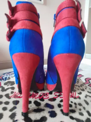 Botines azules y rojos con hebillas