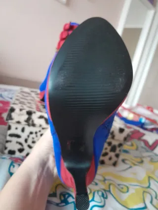 Botines azules y rojos con hebillas