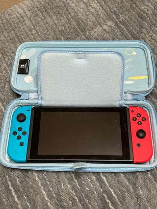 Nintendo Switch con funda azul y roja