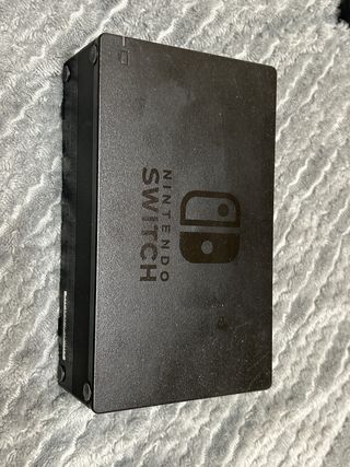 Nintendo Switch con funda azul y roja