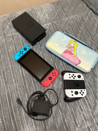 Nintendo Switch con funda azul y roja