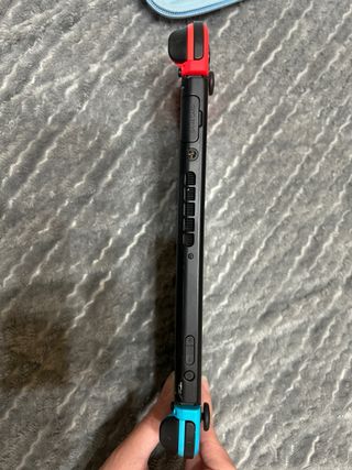 Nintendo Switch con funda azul y roja